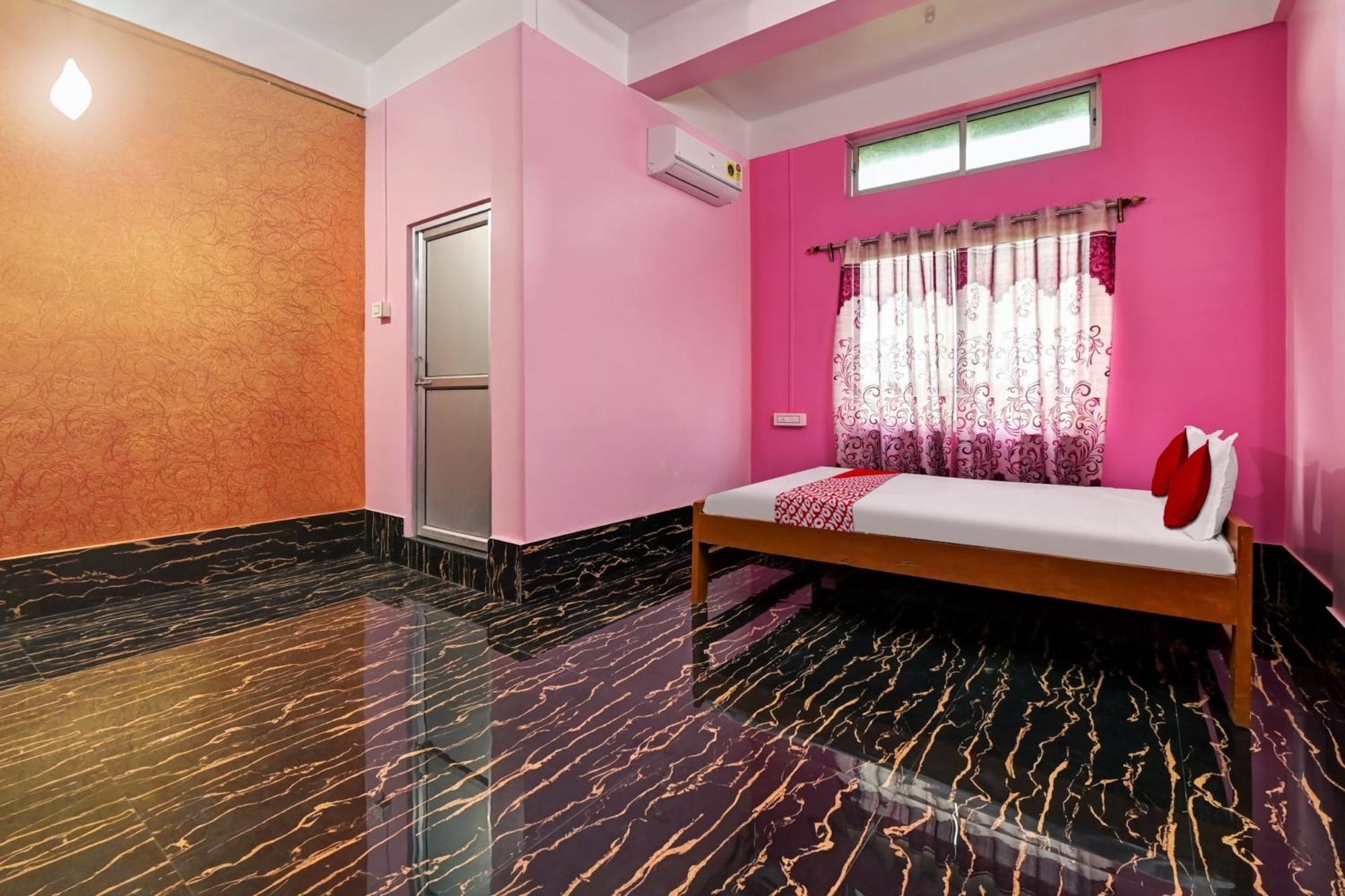 Oyo Flagship The Brahmaputra Homestay Guwahati Buitenkant foto