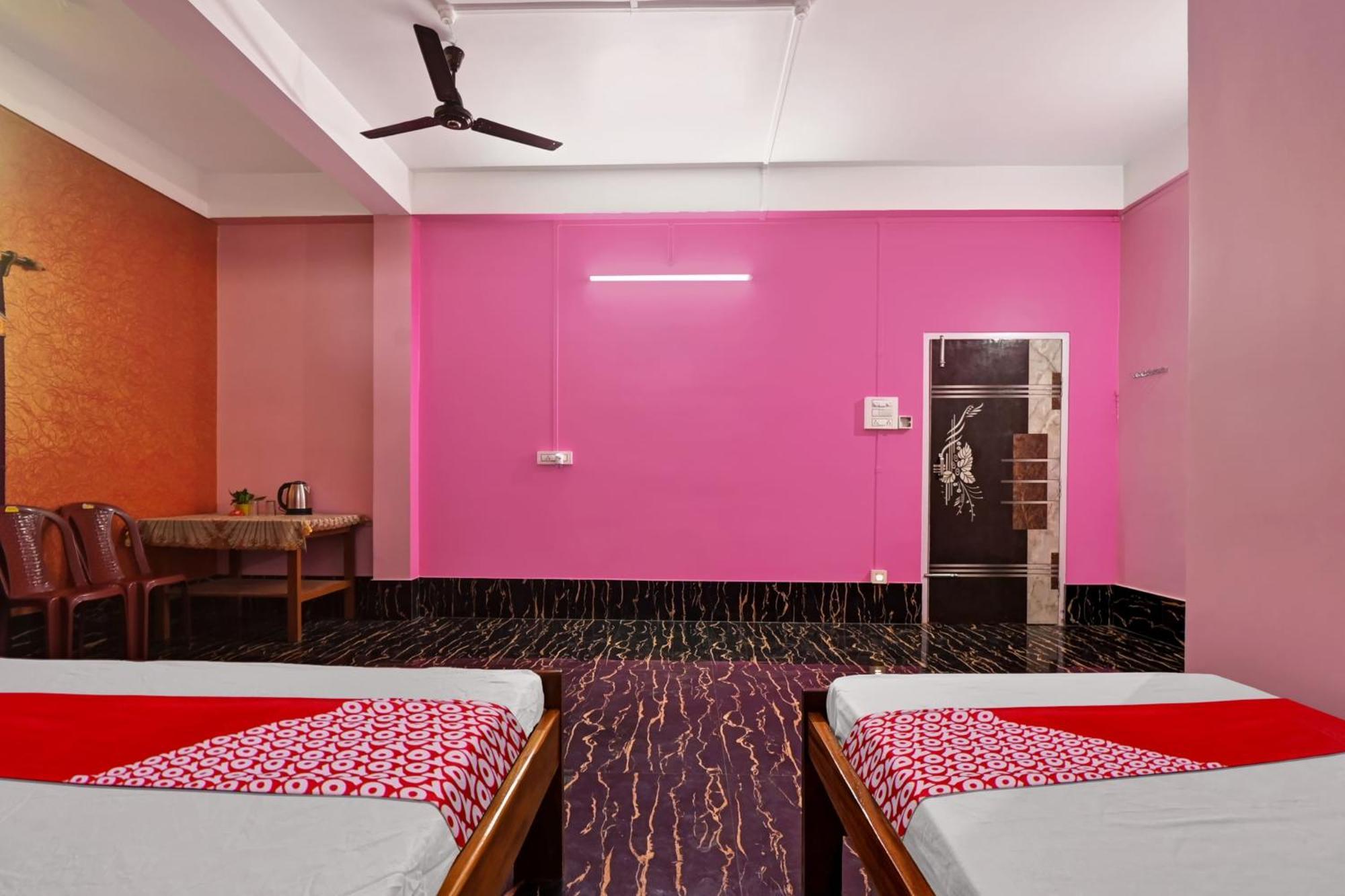 Oyo Flagship The Brahmaputra Homestay Guwahati Buitenkant foto