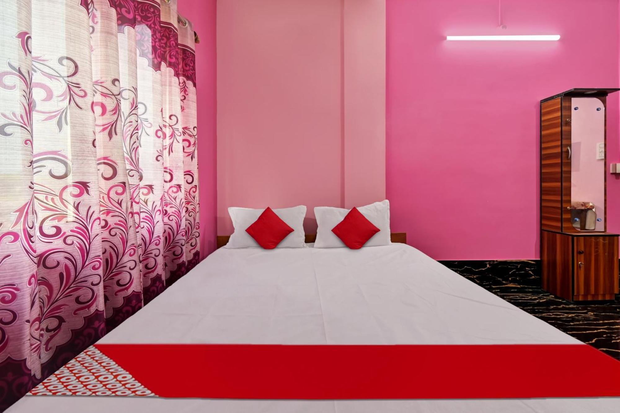 Oyo Flagship The Brahmaputra Homestay Guwahati Buitenkant foto