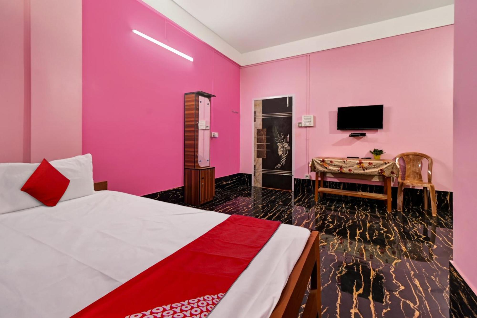 Oyo Flagship The Brahmaputra Homestay Guwahati Buitenkant foto