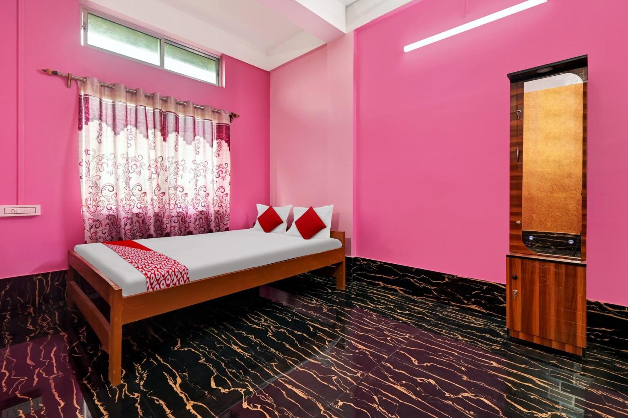 Oyo Flagship The Brahmaputra Homestay Guwahati Buitenkant foto