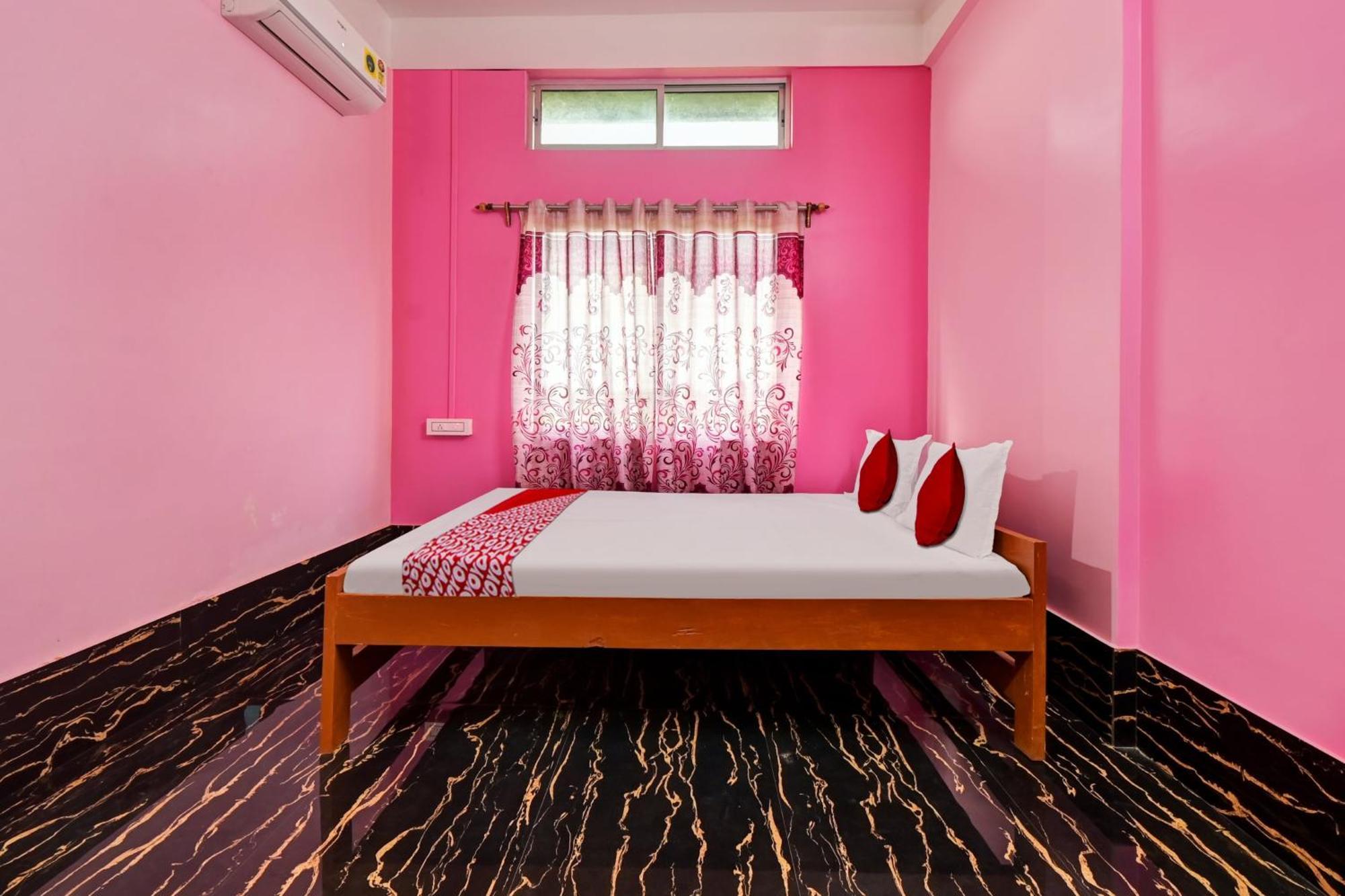 Oyo Flagship The Brahmaputra Homestay Guwahati Buitenkant foto